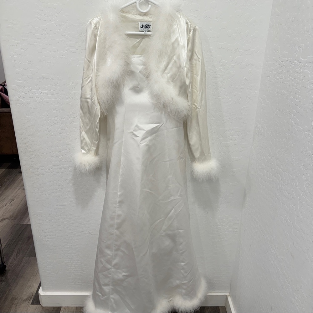 Zum Zum by Niki Livas White Maxi Dress Faux Fur Trim and Shrug 5/6 Small